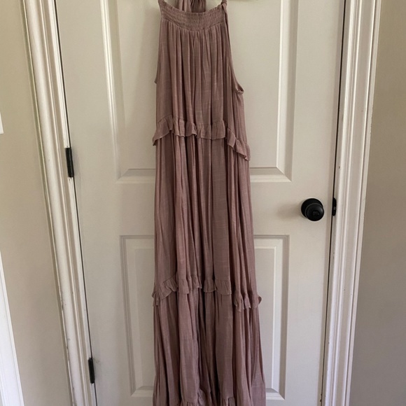 *NWT* HALTER RUFFLE MAXI DRESS - Picture 2 of 4